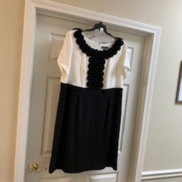 Jessica Howard Dresses & Skirts - BLACK AND WHITE DRESS WITH BEAUTIFUL NECK DETAIL